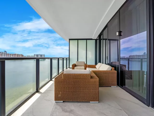 4-bedroom condo for rent in Aventura - 5000 ISLAND ESTATES Drive 805 - MondialRealty