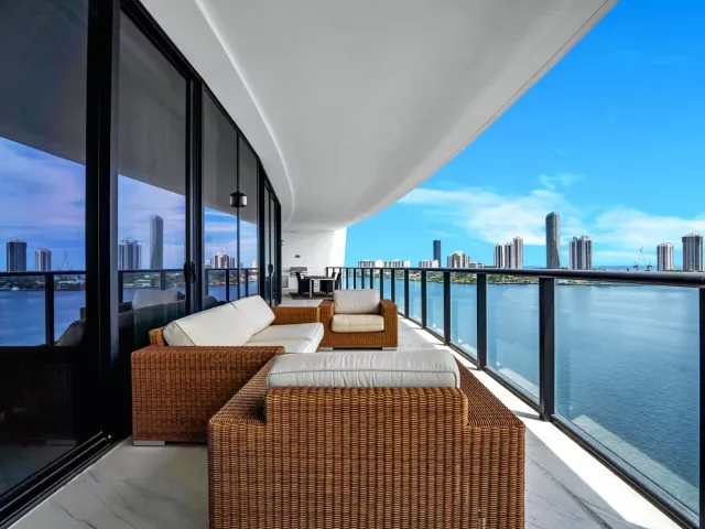 4-bedroom condo for rent in Aventura - 5000 ISLAND ESTATES Drive 805 - MondialRealty