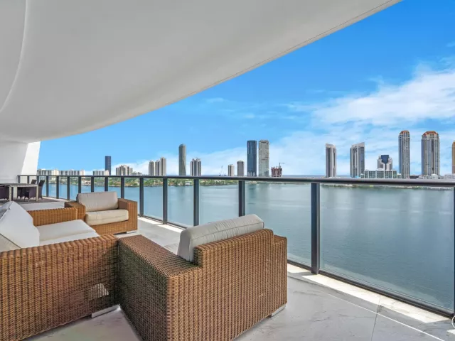 4-bedroom condo for rent in Aventura - 5000 ISLAND ESTATES Drive 805 - MondialRealty