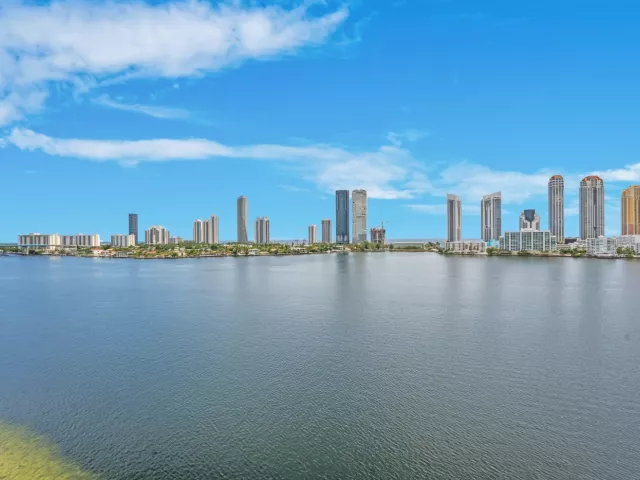 4-bedroom condo for rent in Aventura - 5000 ISLAND ESTATES Drive 805 - MondialRealty