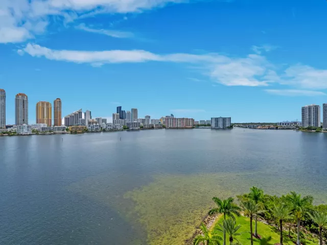 4-bedroom condo for rent in Aventura - 5000 ISLAND ESTATES Drive 805 - MondialRealty