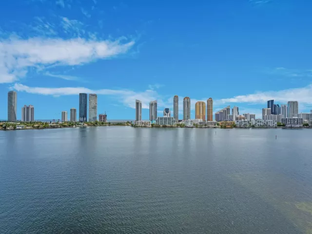 4-bedroom condo for rent in Aventura - 5000 ISLAND ESTATES Drive 805 - MondialRealty