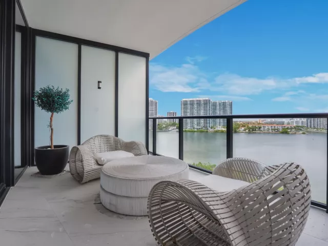 4-bedroom condo for rent in Aventura - 5000 ISLAND ESTATES Drive 805 - MondialRealty