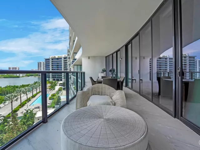 4-bedroom condo for rent in Aventura - 5000 ISLAND ESTATES Drive 805 - MondialRealty