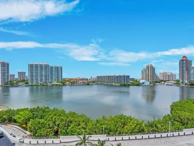 4-bedroom condo for rent in Aventura - 5000 ISLAND ESTATES Drive 805 - MondialRealty