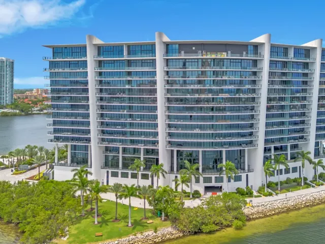 4-bedroom condo for rent in Aventura - 5000 ISLAND ESTATES Drive 805 - MondialRealty