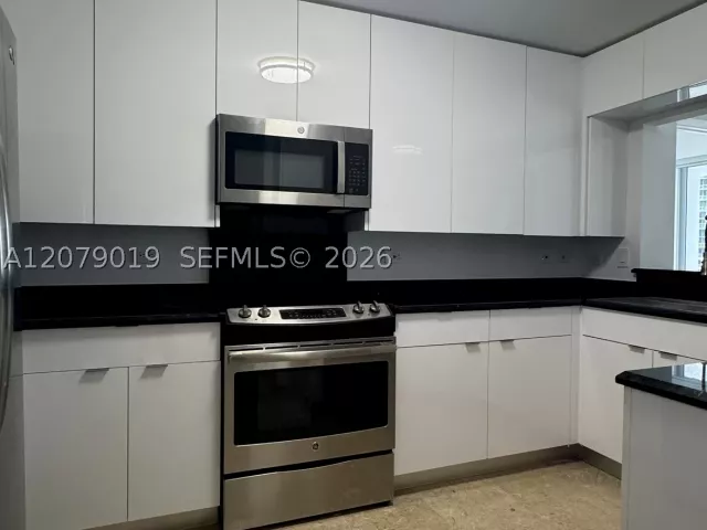 3-bedroom condo for rent in Miami - 801 Brickell Key Blvd 1204 - MondialRealty