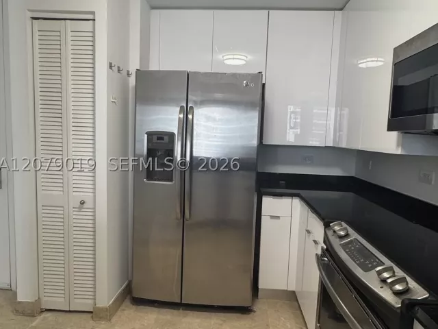 3-bedroom condo for rent in Miami - 801 Brickell Key Blvd 1204 - MondialRealty