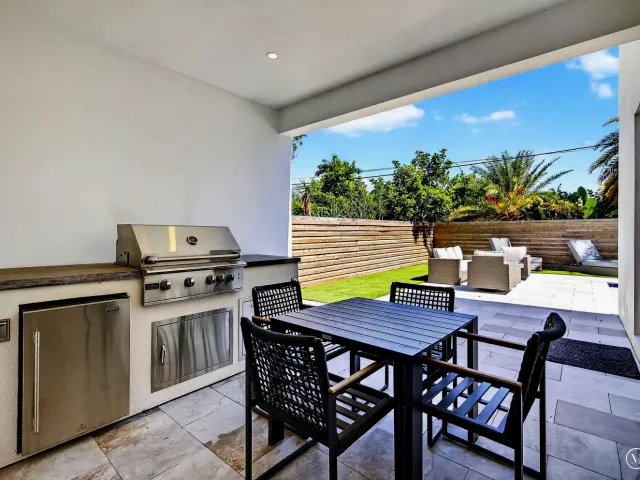 4-bedroom home for rent in Fort Lauderdale - 1807 NE 18TH Street - MondialRealty