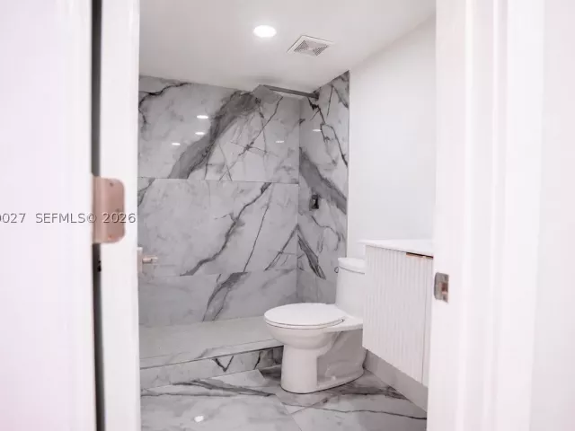 4-bedroom home for rent in Miami - 14295 Kendale Lakes Cir - MondialRealty