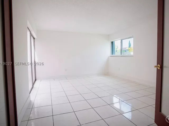 4-bedroom home for rent in Miami - 14295 Kendale Lakes Cir - MondialRealty
