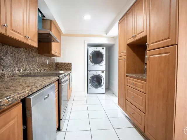 4-bedroom home for rent in Miami - 14295 Kendale Lakes Cir - MondialRealty