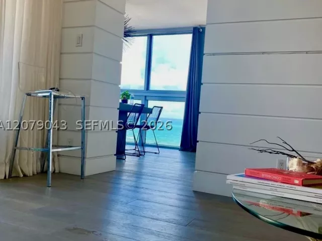 1-bedroom condo for sale in Miami Beach - 2655 Collins Ave 1003 - MondialRealty