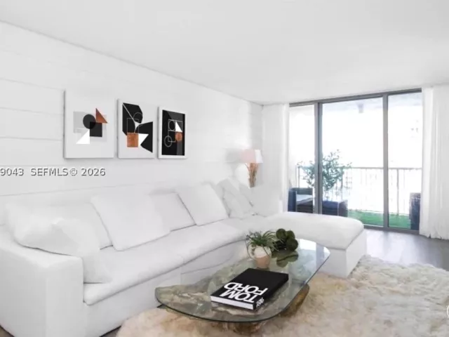 1-bedroom condo for sale in Miami Beach - 2655 Collins Ave 1003 - MondialRealty