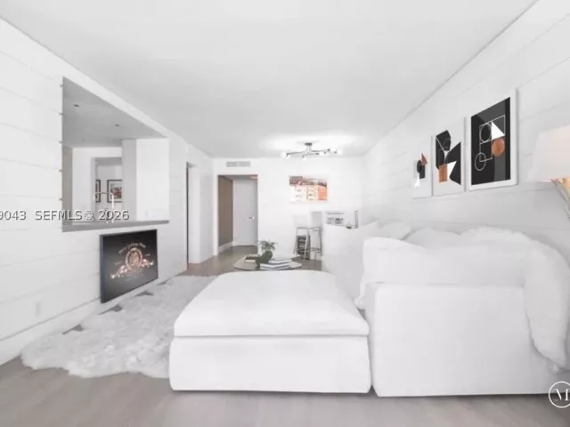 1-bedroom condo for sale in Miami Beach - 2655 Collins Ave 1003 - MondialRealty