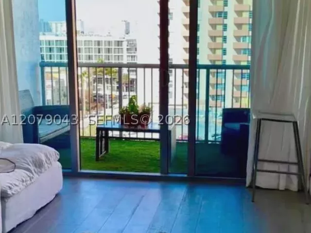 1-bedroom condo for sale in Miami Beach - 2655 Collins Ave 1003 - MondialRealty