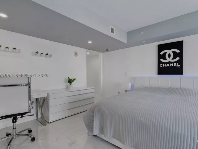 1-bedroom condo for sale in Miami - 41 SE 5th St 1111 - MondialRealty