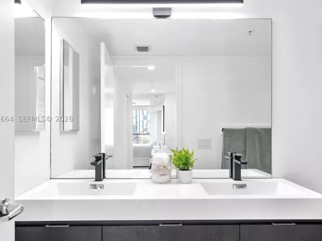 1-bedroom condo for sale in Miami - 41 SE 5th St 1111 - MondialRealty