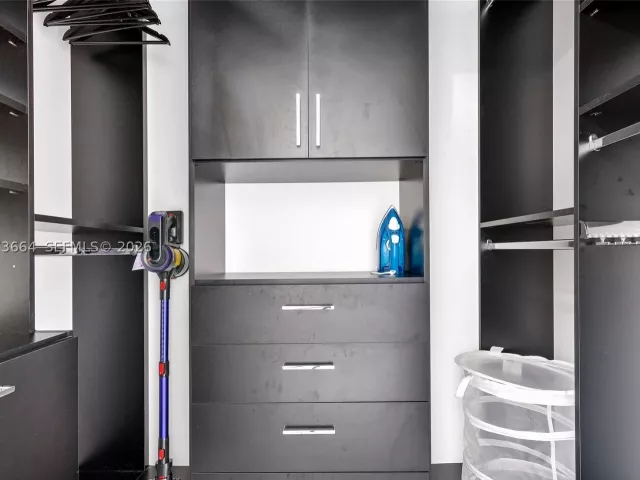 1-bedroom condo for sale in Miami - 41 SE 5th St 1111 - MondialRealty