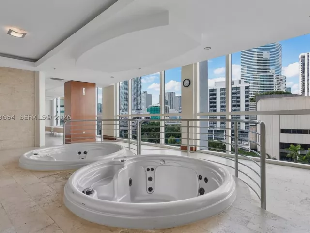 1-bedroom condo for sale in Miami - 41 SE 5th St 1111 - MondialRealty
