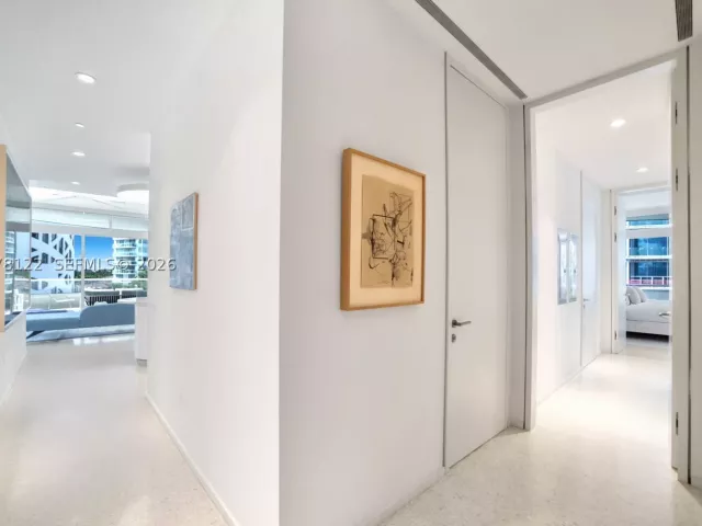 2-bedroom condo for sale in Miami Beach - 3315 Collins Ave 4C - MondialRealty
