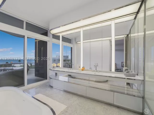 2-bedroom condo for sale in Miami Beach - 3315 Collins Ave 4C - MondialRealty