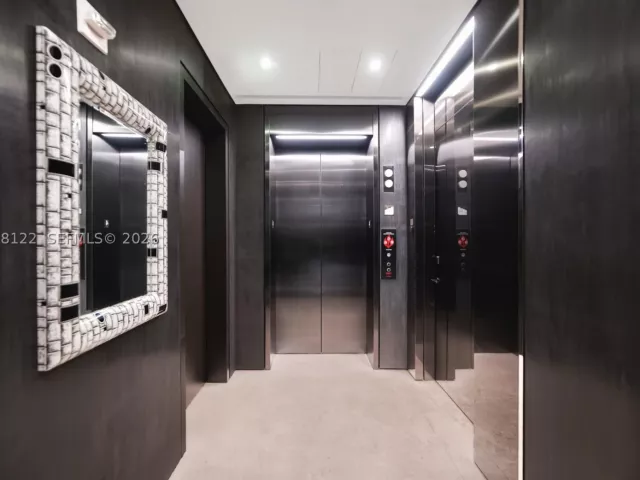 2-bedroom condo for sale in Miami Beach - 3315 Collins Ave 4C - MondialRealty