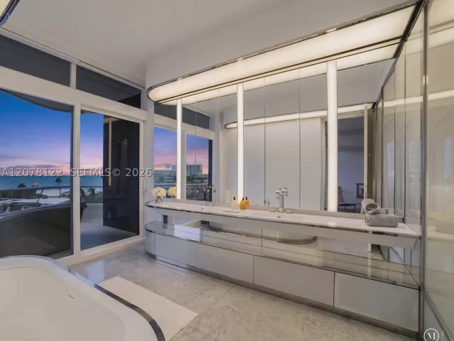 2-bedroom condo for sale in Miami Beach - 3315 Collins Ave 4C - MondialRealty