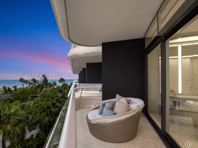 2-bedroom condo for sale in Miami Beach - 3315 Collins Ave 4C - MondialRealty