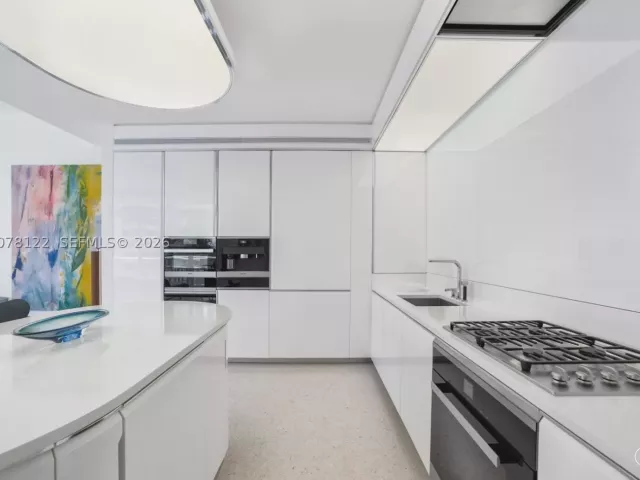 2-bedroom condo for sale in Miami Beach - 3315 Collins Ave 4C - MondialRealty