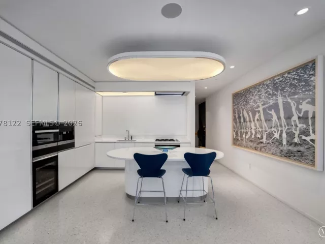 2-bedroom condo for sale in Miami Beach - 3315 Collins Ave 4C - MondialRealty