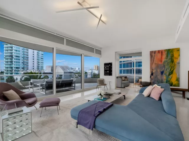 2-bedroom condo for sale in Miami Beach - 3315 Collins Ave 4C - MondialRealty