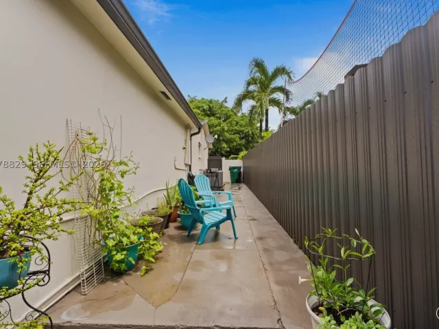 5-bedroom home for sale in Miami - 3530 SW 122nd Ave - MondialRealty