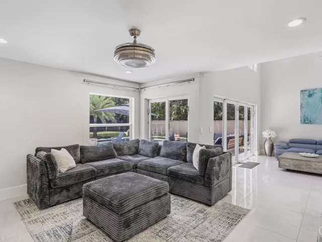 5-bedroom home for sale in Boca Raton - 10616 Wheelhouse Circle - MondialRealty