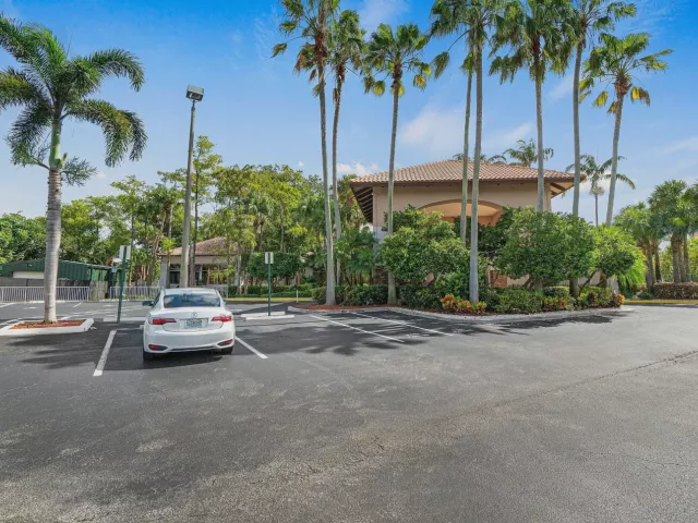 5-bedroom home for sale in Boca Raton - 10616 Wheelhouse Circle - MondialRealty