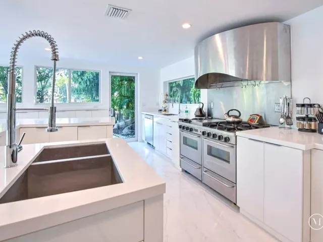 6-bedroom home for rent in Fort Lauderdale - 28 PELICAN Drive - MondialRealty