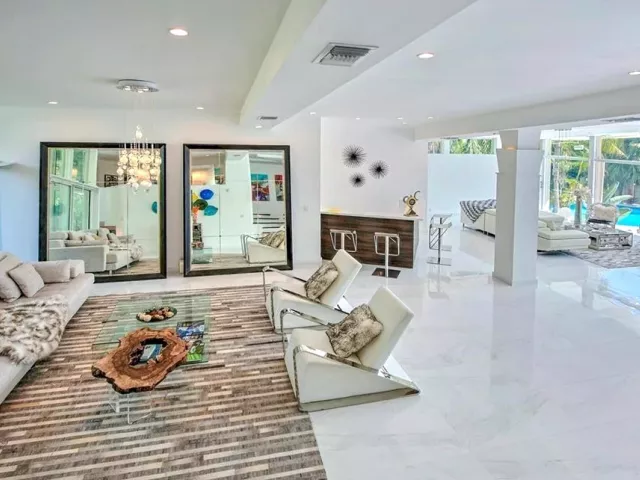 6-bedroom home for rent in Fort Lauderdale - 28 PELICAN Drive - MondialRealty