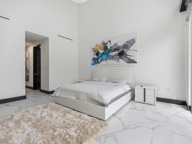 5-bedroom home for rent in Boca Raton - 284 NE 7TH Street - MondialRealty
