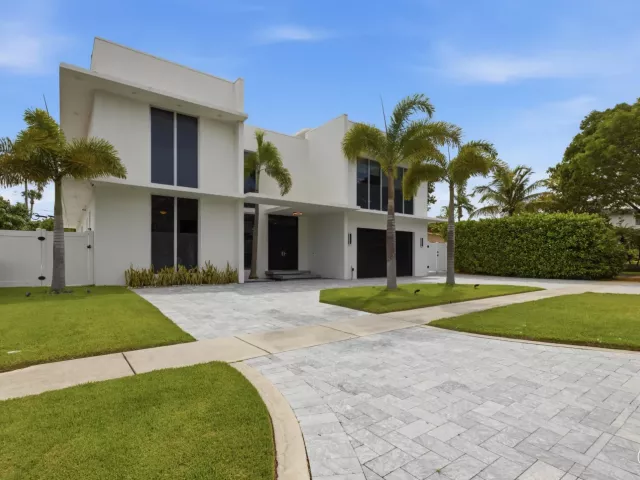 5-bedroom home for rent in Boca Raton - 284 NE 7TH Street - MondialRealty
