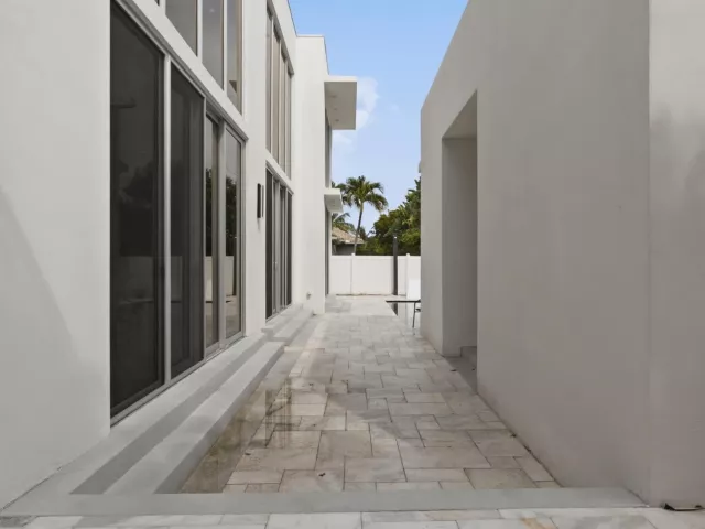 5-bedroom home for rent in Boca Raton - 284 NE 7TH Street - MondialRealty