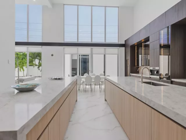 5-bedroom home for rent in Boca Raton - 284 NE 7TH Street - MondialRealty