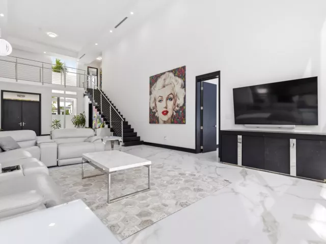 5-bedroom home for rent in Boca Raton - 284 NE 7TH Street - MondialRealty