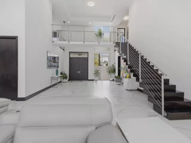 5-bedroom home for rent in Boca Raton - 284 NE 7TH Street - MondialRealty