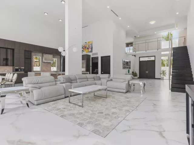 5-bedroom home for rent in Boca Raton - 284 NE 7TH Street - MondialRealty