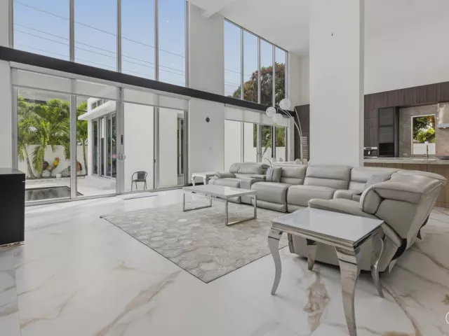 5-bedroom home for rent in Boca Raton - 284 NE 7TH Street - MondialRealty
