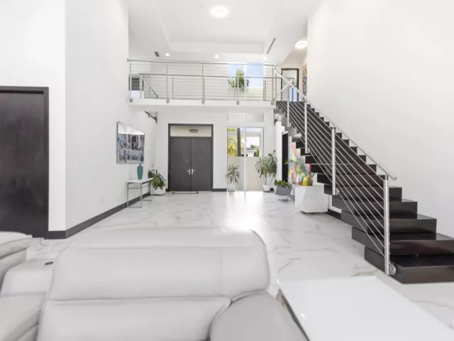 5-bedroom home for rent in Boca Raton - 284 NE 7TH Street - MondialRealty