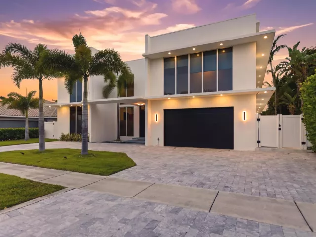 5-bedroom home for rent in Boca Raton - 284 NE 7TH Street - MondialRealty