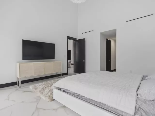 5-bedroom home for rent in Boca Raton - 284 NE 7TH Street - MondialRealty
