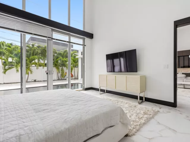5-bedroom home for rent in Boca Raton - 284 NE 7TH Street - MondialRealty