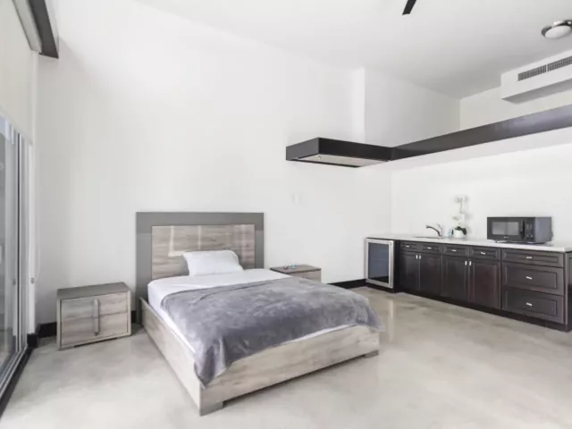 5-bedroom home for rent in Boca Raton - 284 NE 7TH Street - MondialRealty